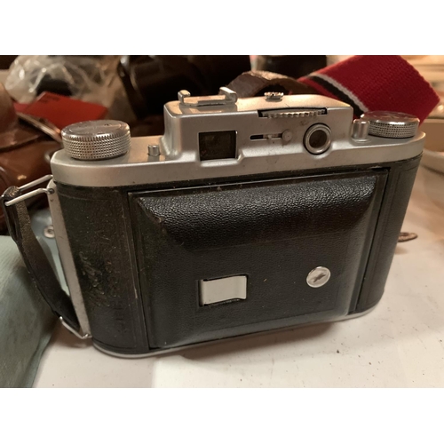 283 - A COLLECTION OF VINTAGE CAMERAS AND EQUIPMENT TO INCLUDE A ZEISS IKON NETTAR, A VOIGTLANDER LANTHAR,... 