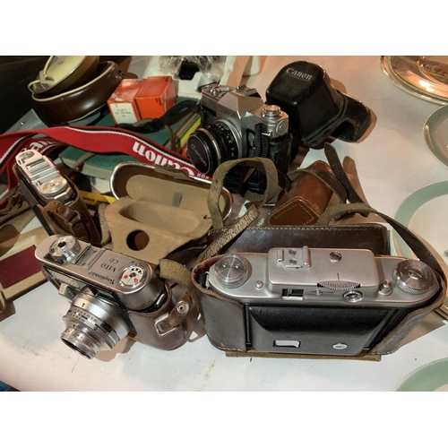 283 - A COLLECTION OF VINTAGE CAMERAS AND EQUIPMENT TO INCLUDE A ZEISS IKON NETTAR, A VOIGTLANDER LANTHAR,... 