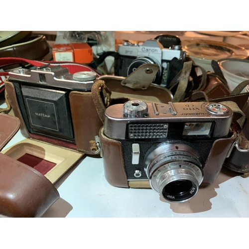 283 - A COLLECTION OF VINTAGE CAMERAS AND EQUIPMENT TO INCLUDE A ZEISS IKON NETTAR, A VOIGTLANDER LANTHAR,... 