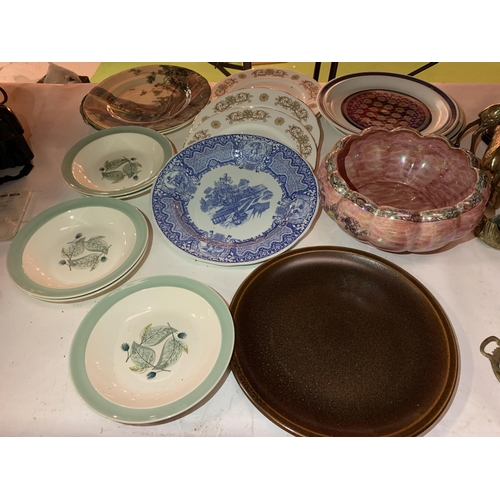 284 - A COLLECTION OF ASSORTED CERAMICS TO INCLUDE PLATES AND BOWLS