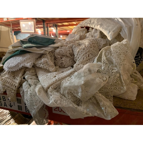 286 - A LARGE COLLECTION OF LINEN AND LACE