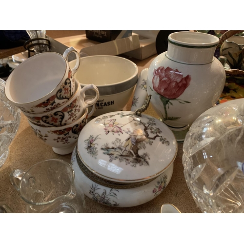 289 - AN ASSORTMENT OF CERAMICS AND GLASS TO INCLUDE A PAIR OF ROYAL DOULTON CUT GLASS BOWLS, A VILLEROY &... 