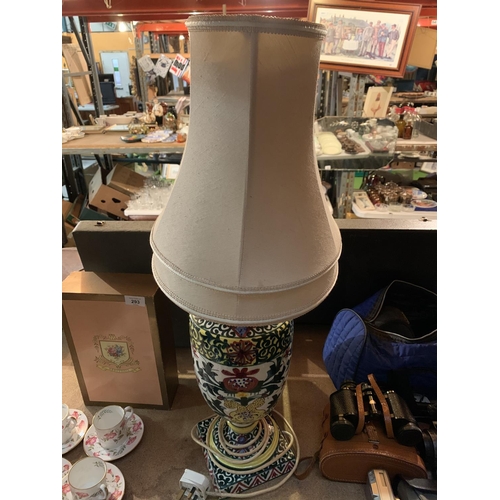 292 - A LARGE  SPANISH CERAMIC HAND PAINTED TABLE LAMP A/F - H:42CM (TO TOP OF BASE)