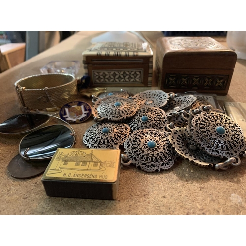 297 - AN ASSORTMENT OF ITEMS TO INCLUDE TWO WOODEN TRINKET BOXES, DECORATIVE METAL BELT, ENAMEL BADGE ETC