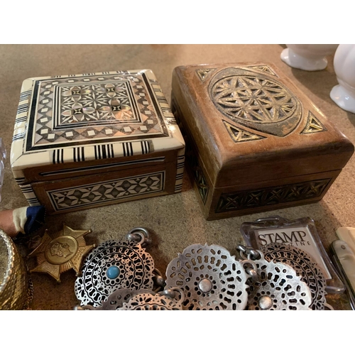 297 - AN ASSORTMENT OF ITEMS TO INCLUDE TWO WOODEN TRINKET BOXES, DECORATIVE METAL BELT, ENAMEL BADGE ETC