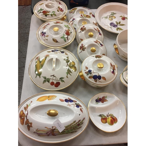 160 - A COLLECTION OF ROYAL WORCESTER PORCELAIN DINNER WARE IN THE EVESHAM DESIGN