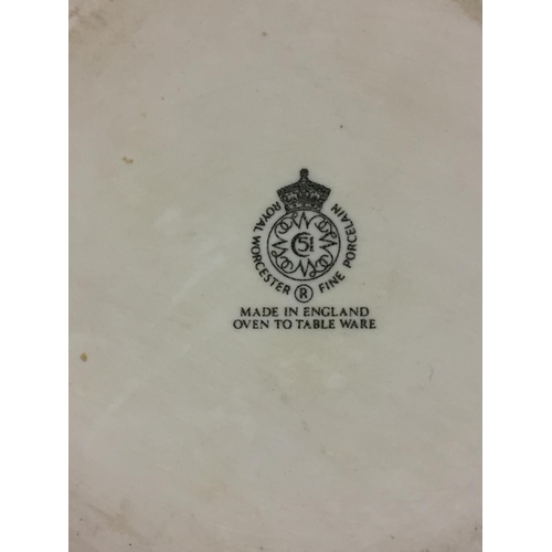 160 - A COLLECTION OF ROYAL WORCESTER PORCELAIN DINNER WARE IN THE EVESHAM DESIGN