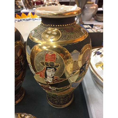 161 - A PAIR OF JAPANESE SATSUMA VASES AND A CIRCULAR LIDDED TRINKET POT - VASES H:26CM