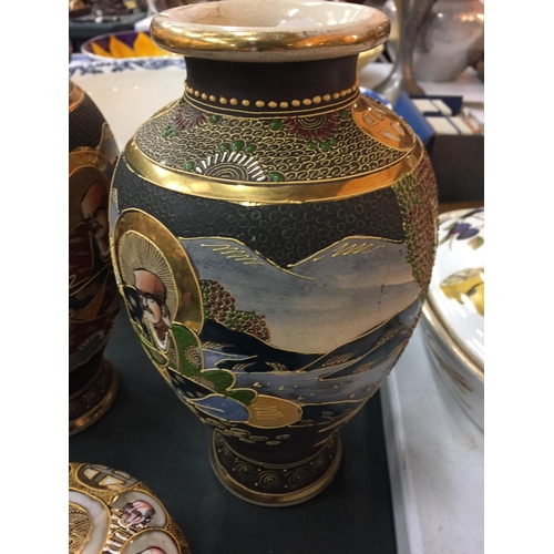 161 - A PAIR OF JAPANESE SATSUMA VASES AND A CIRCULAR LIDDED TRINKET POT - VASES H:26CM