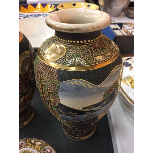 161 - A PAIR OF JAPANESE SATSUMA VASES AND A CIRCULAR LIDDED TRINKET POT - VASES H:26CM