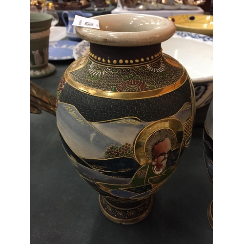 161 - A PAIR OF JAPANESE SATSUMA VASES AND A CIRCULAR LIDDED TRINKET POT - VASES H:26CM