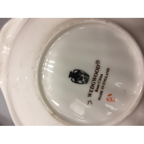 190 - FOUR PIECES OF WEDGWOOD POTTERY TO INCLUDE A MANTLE CLOCK