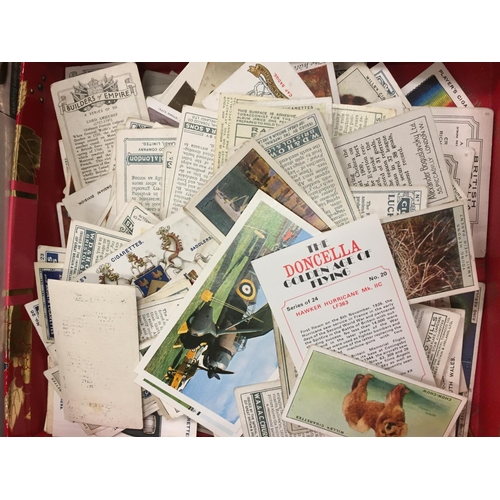 204 - A COLLECTION OF VARIOUS CIGARETTE CARDS TO INCLUDE WILLS, JOHN PLAYER ETC AND A COLLECTION OF STAMPS... 