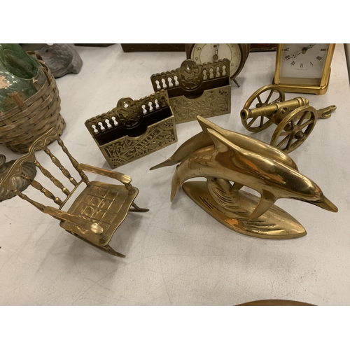 152 - A COLLECTION OF ASSORTED ITEMS TO INCLUDE BRASS WARE, CLOCKS AND BAROMETER