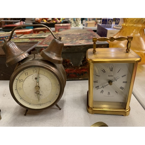 152 - A COLLECTION OF ASSORTED ITEMS TO INCLUDE BRASS WARE, CLOCKS AND BAROMETER