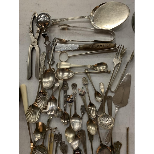 158 - A COLLECTION OF TEA CADDY SPOONS, SOUVENIR SPOONS, A VINTAGE WOODEN HANDLED BUTTER KNIFE, PICKLE FOR... 