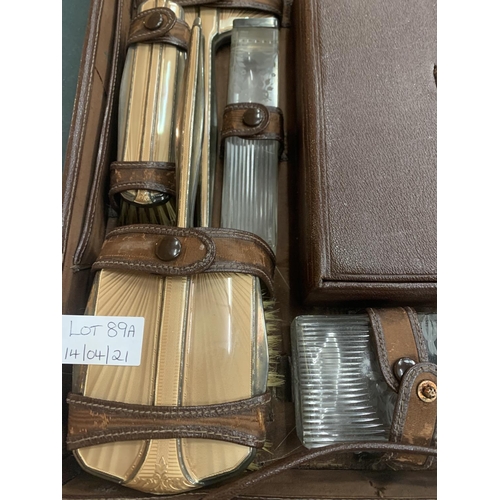 89A - A VINTAGE ART DECO STYLE COMPLETE LEATHER GROOMING SET TO INCLUDE HALLMARKED BIRMINGHAM SILVER ENGRA... 
