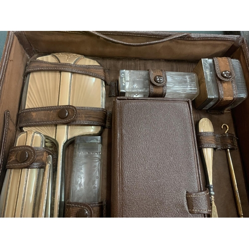 89A - A VINTAGE ART DECO STYLE COMPLETE LEATHER GROOMING SET TO INCLUDE HALLMARKED BIRMINGHAM SILVER ENGRA... 