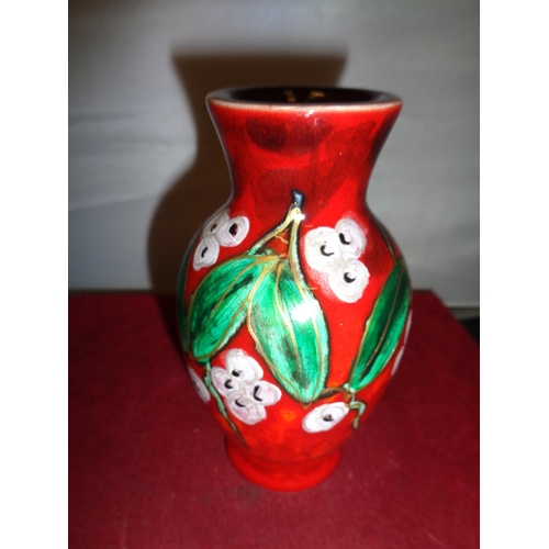 702 - AN ANITA HARRIS WHITE BERRIES VASE HANDPAINTED AND SIGNED IN GOLD