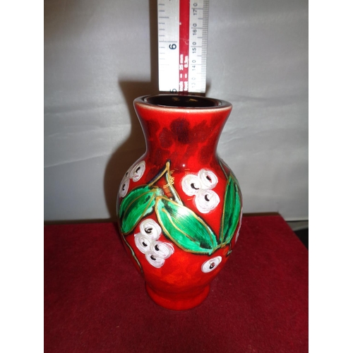 702 - AN ANITA HARRIS WHITE BERRIES VASE HANDPAINTED AND SIGNED IN GOLD