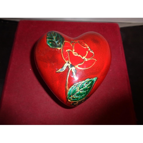 703 - AN ANITA HARRIS HEART SHAPED RED ROSE TRINKET BOX HANDPAINTED AND SIGNED IN GOLD