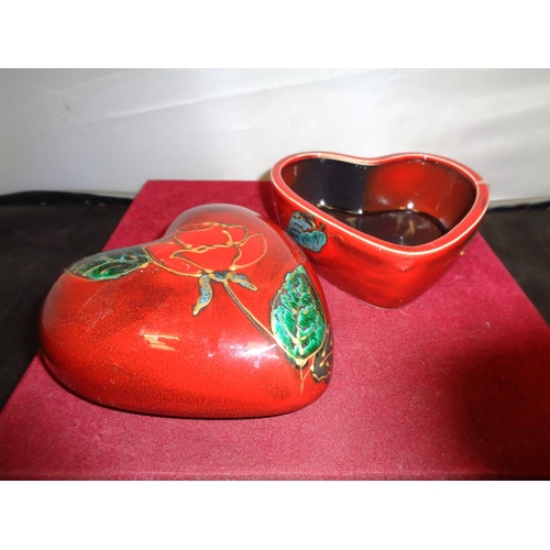 703 - AN ANITA HARRIS HEART SHAPED RED ROSE TRINKET BOX HANDPAINTED AND SIGNED IN GOLD