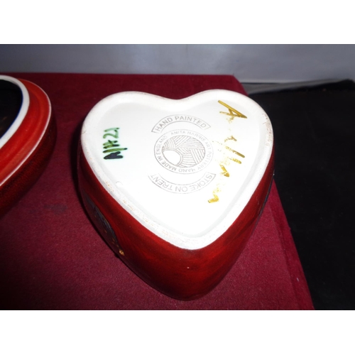 703 - AN ANITA HARRIS HEART SHAPED RED ROSE TRINKET BOX HANDPAINTED AND SIGNED IN GOLD