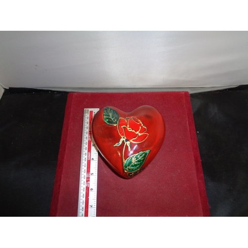 703 - AN ANITA HARRIS HEART SHAPED RED ROSE TRINKET BOX HANDPAINTED AND SIGNED IN GOLD