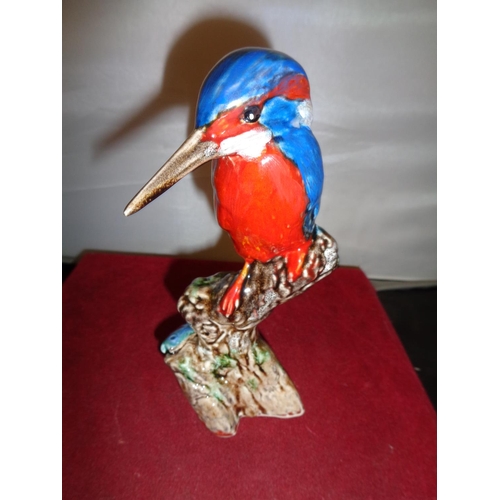 704 - AN ANITA HARRIS WOODPECKER HANDPAINTED AND SIGNED IN GOLD