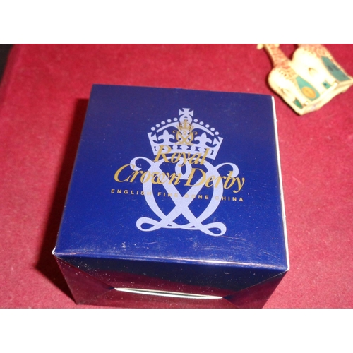 712 - A BOXED ROYAL CROWN DERBY GIRAFFES