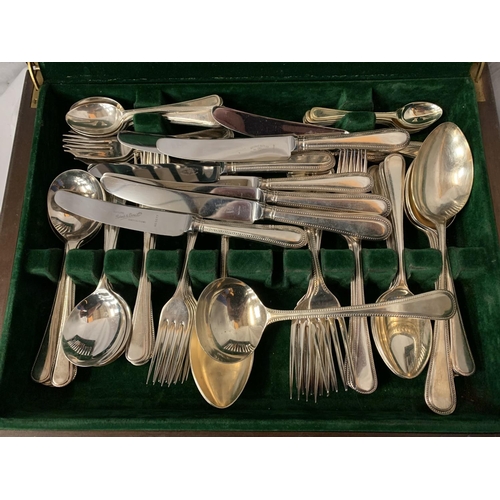 14 - A WOODEN CANTEEN OF SIX PLACE SETTING GEORGE BUTLER, SHEFFIELD 'NON STAIN' FLATWARE