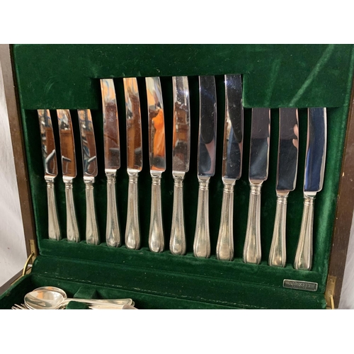 14 - A WOODEN CANTEEN OF SIX PLACE SETTING GEORGE BUTLER, SHEFFIELD 'NON STAIN' FLATWARE