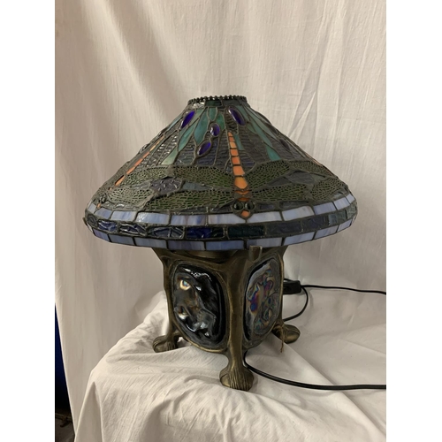 4 - AN UNUSUAL FOUR LEGGED TIFFANY STYLE  LAMP (HEIGHT TO SHADE 43CM)