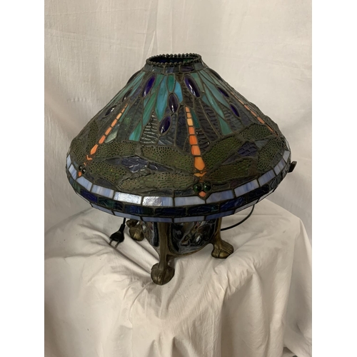 4 - AN UNUSUAL FOUR LEGGED TIFFANY STYLE  LAMP (HEIGHT TO SHADE 43CM)