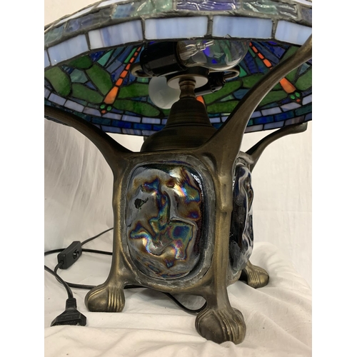 4 - AN UNUSUAL FOUR LEGGED TIFFANY STYLE  LAMP (HEIGHT TO SHADE 43CM)