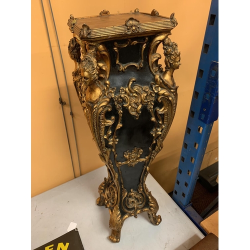 43 - A TALL BLACK JARDINIERE STAND WITH GOLD DETAIL H: 42CM