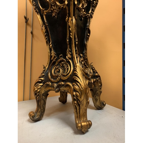 43 - A TALL BLACK JARDINIERE STAND WITH GOLD DETAIL H: 42CM