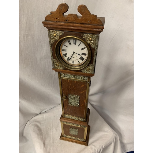 46 - A SMALL VINTAGE OAK REPLICA GRANDMOTHER CLOCK WITH BRASS DETAIL H: APPROXIMATELY 75CM