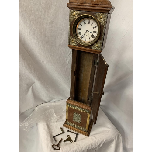 46 - A SMALL VINTAGE OAK REPLICA GRANDMOTHER CLOCK WITH BRASS DETAIL H: APPROXIMATELY 75CM