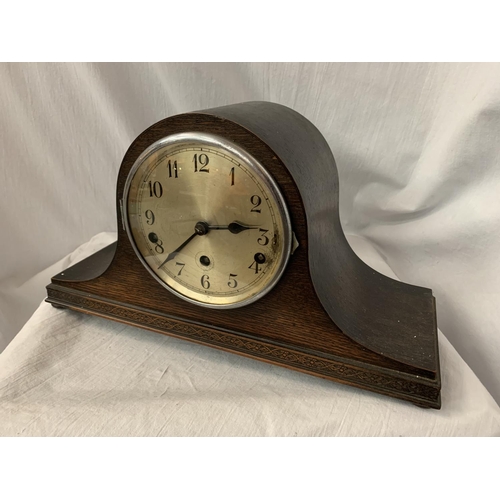 8 - AN OAK NAPOLEON HAT MANTEL CLOCK, EIGHT DAY STRIKING COMPLETE WITH KEY H: 23CM