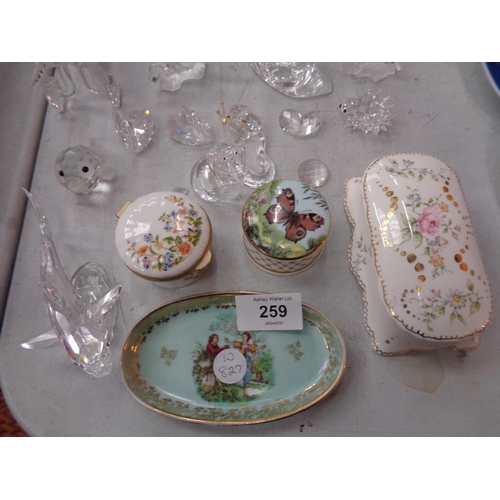 259 - A COLLECTION OF GLASS ORNAMENTS TO INCLUDE SWAROVSKI, TRINKET DISHES, A MURANO STYLE PHEASANT ETC