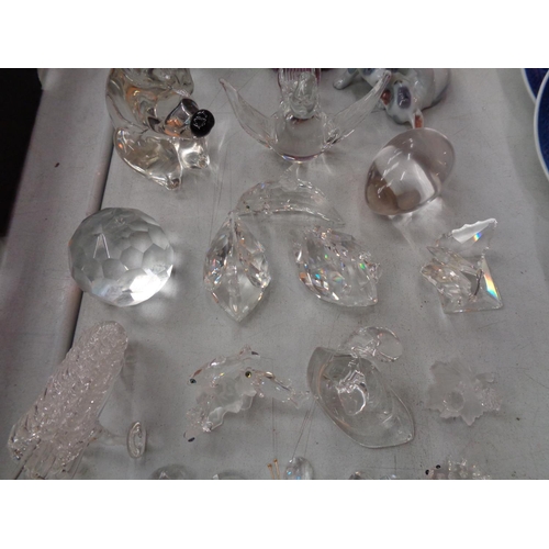 259 - A COLLECTION OF GLASS ORNAMENTS TO INCLUDE SWAROVSKI, TRINKET DISHES, A MURANO STYLE PHEASANT ETC