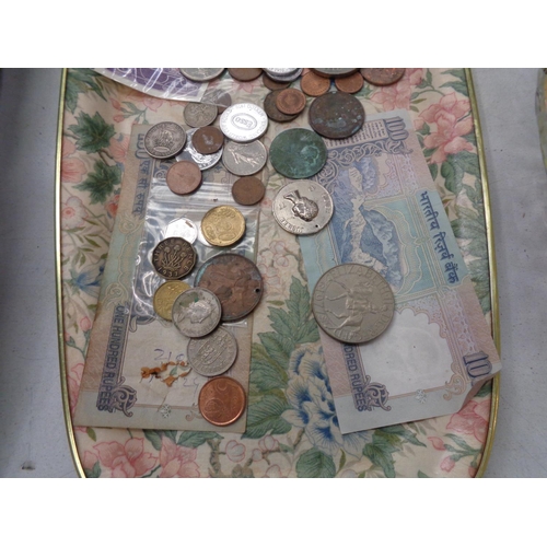 265 - A TRAY OF VINTAGE COINS, NOTES AND TOKENS