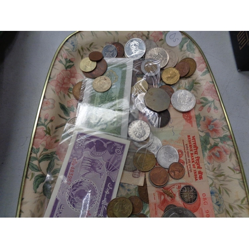 265 - A TRAY OF VINTAGE COINS, NOTES AND TOKENS