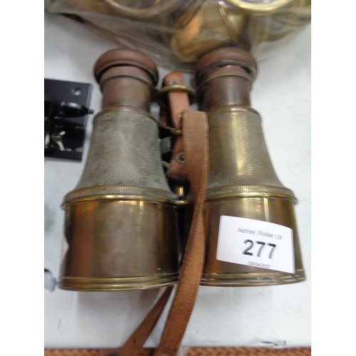 277 - A SELECTION OF BRASS AND METAL WARE TO INCLUDE BRASS DRAWER HANDLES AND VINTAGE BINOCULARS ETC