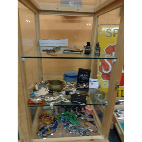 288 - A PINE GLASS DISPLAY UNIT (H: 66CM) ENCLOSING TWO GLASS SHELVES TO ALSO INCLUDE THE CONTENTS OF VINT... 