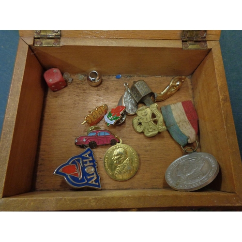 304 - A SMALL TREEN BOX OF ASSORTED ITEMS TO INCLUDE WHISTLE, PIN BADGES, COMMEMORATIVE COINS ETC