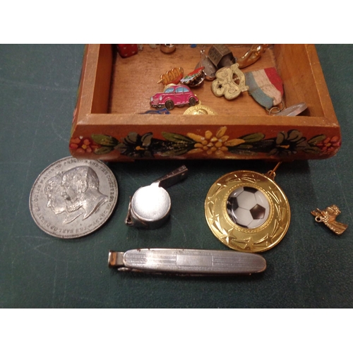 304 - A SMALL TREEN BOX OF ASSORTED ITEMS TO INCLUDE WHISTLE, PIN BADGES, COMMEMORATIVE COINS ETC