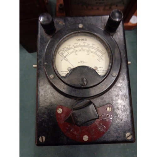 305 - A VINTAGE MAHOGANY VOLTMETER H:17.5CM (GLASS MISSING), A BAKERLITE EXAMPLE AND A FURTHER WOODEN INST... 