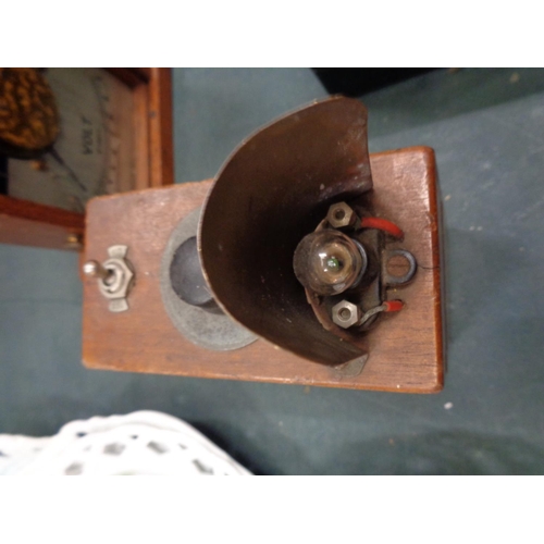 305 - A VINTAGE MAHOGANY VOLTMETER H:17.5CM (GLASS MISSING), A BAKERLITE EXAMPLE AND A FURTHER WOODEN INST... 